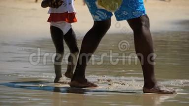 父亲和女儿在海滩上玩耍
